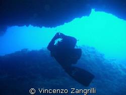 Diver getting into a canion in Ustica, Sicily, Italy by Vincenzo Zangrilli 